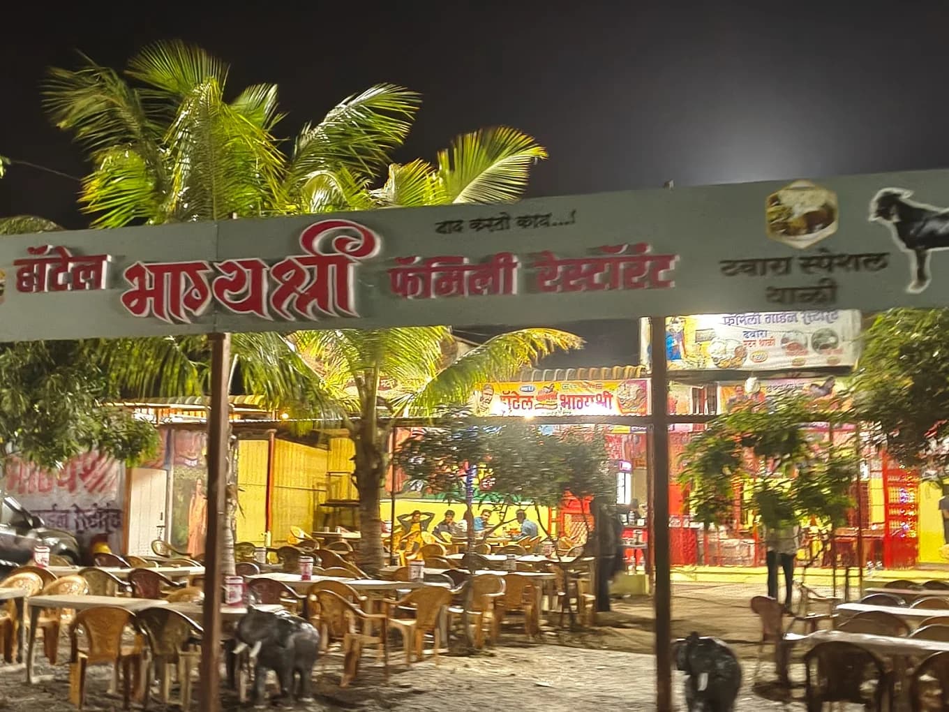 संध्याकाळचा ढाबा माहोल